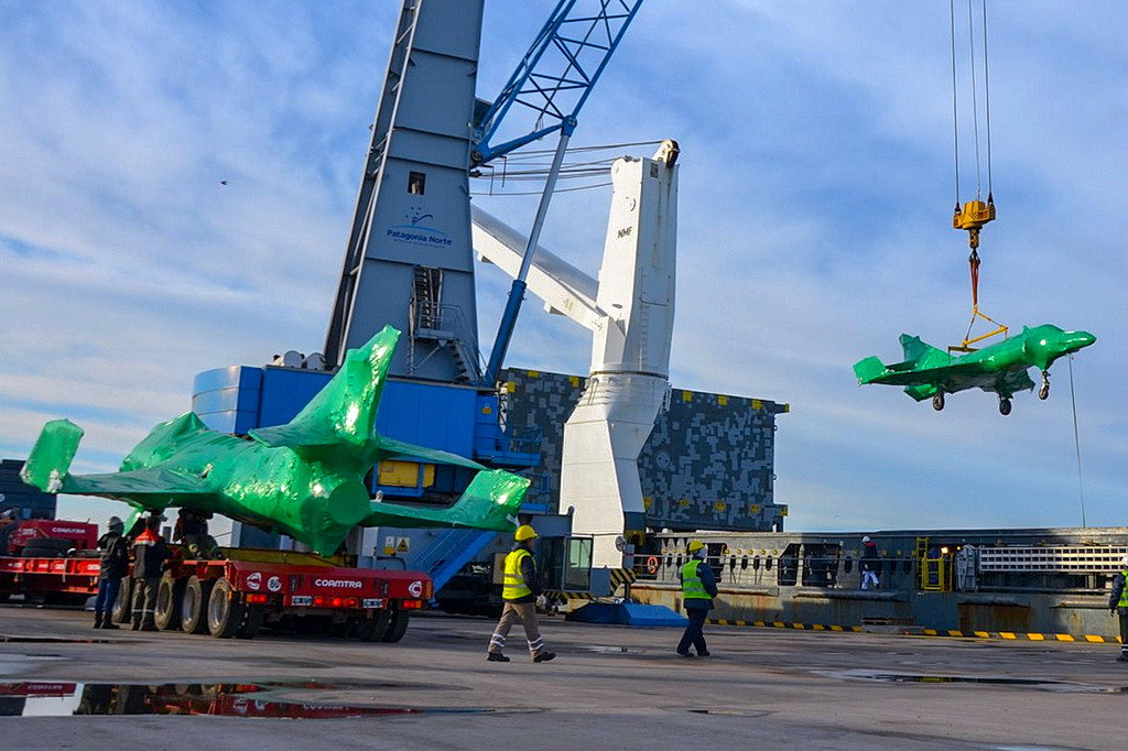 Chính vì những chiếc Super Étendard này về cơ bản đã trở thành "đồ thừa bị loại bỏ" ở Argentina, nên việc Ukraine có thể tiếp nhận những chiếc máy bay này hay không cũng được dư luận quan tâm.