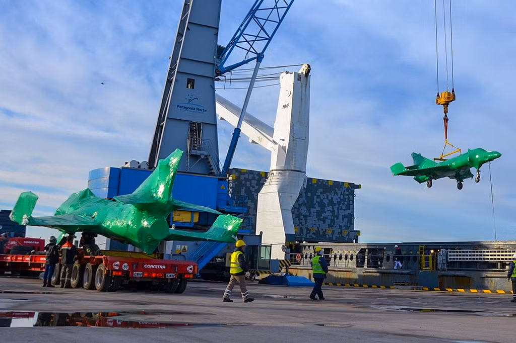 Chính vì những chiếc Super Étendard này về cơ bản đã trở thành "đồ thừa bị loại bỏ" ở Argentina, nên việc Ukraine có thể tiếp nhận những chiếc máy bay này hay không cũng được dư luận quan tâm.