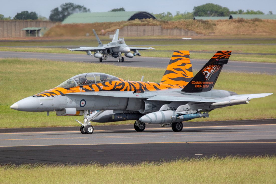 Trước đó vào tháng 3/2023, Australia đề xuất cung cấp cho Ukraine 41 máy bay chiến đấu F/A-18A/B Hornet của họ đã loại khỏi biên chế chiến đấu của nước này. Kế hoạch cuối cùng đã thất bại, sau khi một quan chức cấp cao Ukraine nói với phía Australia rằng họ không muốn nhận “rác bay". (Nguồn ảnh: Forbes, ABC News, Wikipedia).