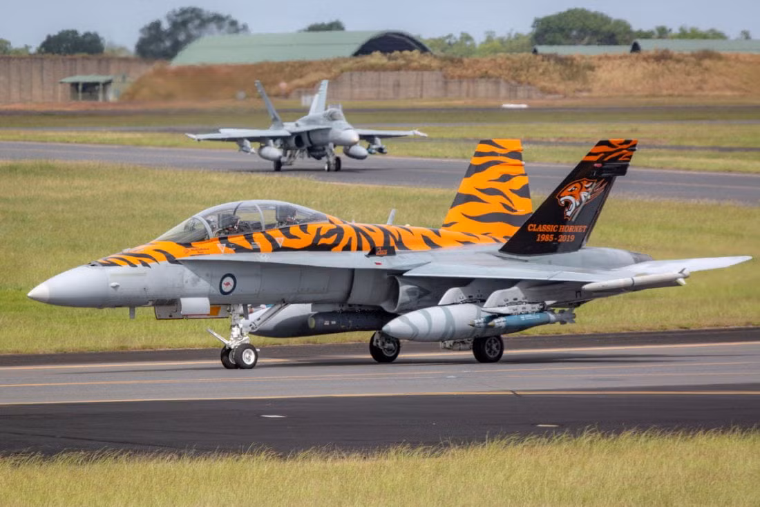 Trước đó vào tháng 3/2023, Australia đề xuất cung cấp cho Ukraine 41 máy bay chiến đấu F/A-18A/B Hornet của họ đã loại khỏi biên chế chiến đấu của nước này. Kế hoạch cuối cùng đã thất bại, sau khi một quan chức cấp cao Ukraine nói với phía Australia rằng họ không muốn nhận “rác bay". (Nguồn ảnh: Forbes, ABC News, Wikipedia).