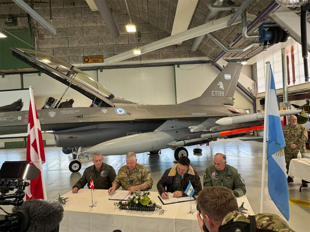 Điều thú vị là Đan Mạch, nước tuyên bố mạnh mẽ việc viện trợ máy bay F-16 cho Ukraine, cũng vừa ký một thỏa thuận với Argentina hai tháng trước để bán 24 máy bay chiến đấu F-16 đã qua sử dụng. Mặc dù số máy bay chiến đấu F-16 này dự kiến sẽ không được giao cho Argentina cho đến năm sau.