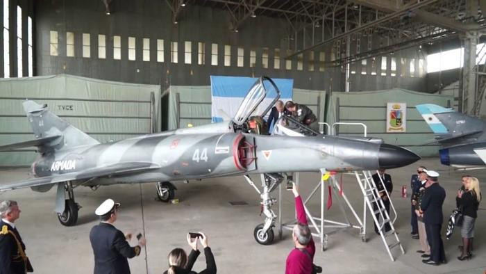 Theo báo cáo, kế hoạch này sẽ cung cấp cho Ukraine 5 máy bay chiến đấu Super Étendard do Pháp sản xuất. Năm chiếc Super Étendard SEM đã được “hiện đại hóa” này, được Argentina mua lại từ Pháp vào năm 2018 với giá 12 triệu euro/chiếc và đến Argentina vào năm 2019.