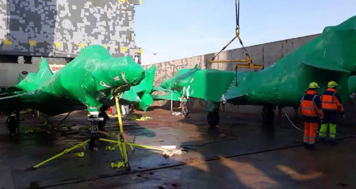 Vì lý do này, Argentina sẽ thực hiện kế hoạch viện trợ máy bay chiến đấu Super Étendard cho Ukraine thông qua Pháp, nhằm trao đổi số máy bay Super Etendard lấy một số "thiết bị quân sự khác" như UAV hoặc trực thăng; và Chính phủ Macron sẽ chịu trách nhiệm lắp đặt ghế phóng cho các máy bay này. 