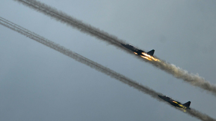 Ngoài ra Không quân Nga còn ném bom phá hủy hoàn toàn hai tuyến đường tiếp vận hậu cần từ Ukraine đến vùng Donbass và khu vực phía Nam. Những tuyến đường này có liên quan đến sự sống còn của quân đội Ukraine chiến đấu ở tiền tuyến.