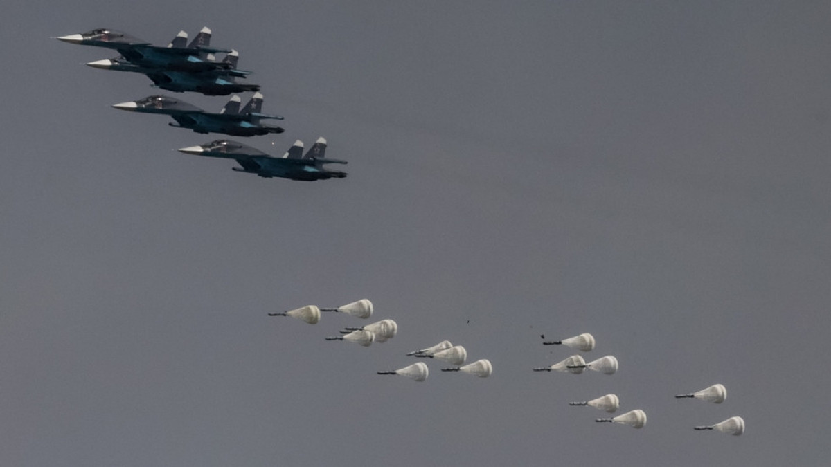 Hãng tin Nga RT dẫn nguồn tin từ Lực lượng Hàng không Vũ trụ Nga cho biết, chỉ trong vòng một ngày, Không quân Nga đã thực hiện chiến dịch ném bom rải thảm vào 3 lữ đoàn trên của quân đội Ukraine với cường độ xuất kích cao. 