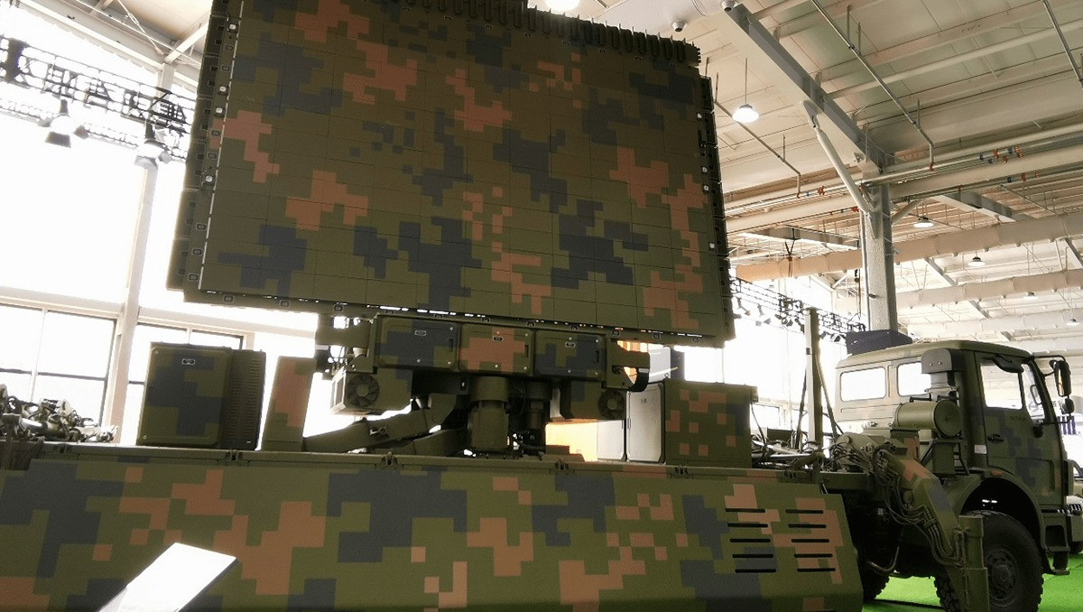 Radar sóng mét YLC-2E được Quân đội Trung Quốc trang bị và đã công khai tham gia Triển lãm hàng không Chu Hải. Theo giới thiệu của Trung Quốc, radar này có khả năng phát hiện mục tiêu tàng hình cực kỳ mạnh. 