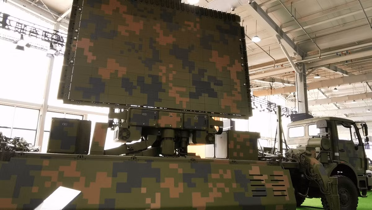 Radar sóng mét YLC-2E được Quân đội Trung Quốc trang bị và đã công khai tham gia Triển lãm hàng không Chu Hải. Theo giới thiệu của Trung Quốc, radar này có khả năng phát hiện mục tiêu tàng hình cực kỳ mạnh. 