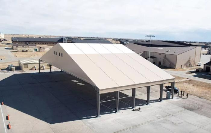 Thậm chí một số cư dân mạng đam mê kiến thức quân sự, đã tính toán kích thước “gần đúng” của máy bay ném bom B-21 dựa trên chiều dài và chiều rộng của nhà chứa máy bay, được tiết lộ trên Internet. B-21 có chiều dài thân khoảng 15 m và sải cánh 42 m, rõ ràng là nhỏ hơn B-2, có chiều dài 21 m và sải cánh 52 m.