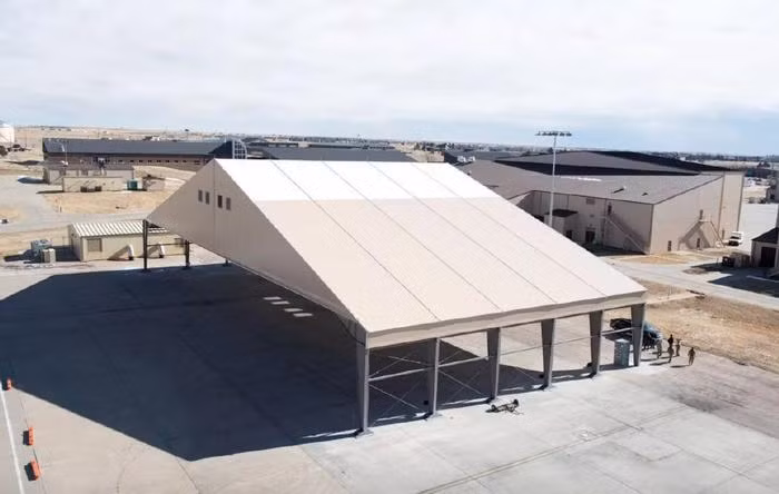 Thậm chí một số cư dân mạng đam mê kiến thức quân sự, đã tính toán kích thước “gần đúng” của máy bay ném bom B-21 dựa trên chiều dài và chiều rộng của nhà chứa máy bay, được tiết lộ trên Internet. B-21 có chiều dài thân khoảng 15 m và sải cánh 42 m, rõ ràng là nhỏ hơn B-2, có chiều dài 21 m và sải cánh 52 m.