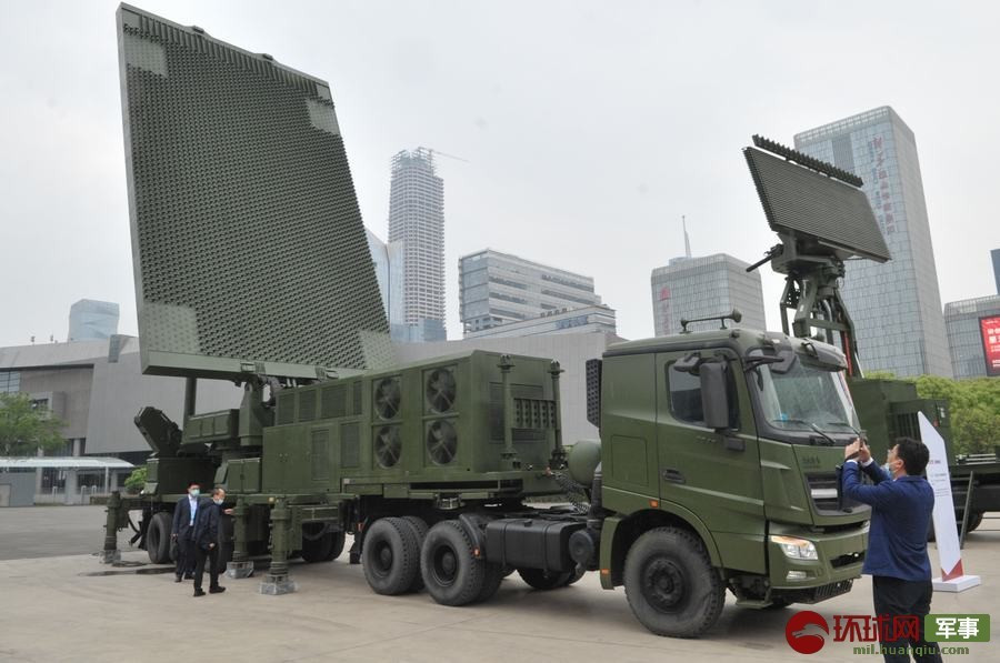 Về công nghệ phát hiện mục tiêu tàng hình, radar YLC-2E mạnh hơn nhiều so với radar vi sóng hiện nay và có thể phát hiện các mục tiêu bay tàng hình trên không của Mỹ bao gồm F-22, F-35, B-2,... đưa Trung Quốc trở thành quốc gia có công nghệ phát hiện mục tiêu tàng hình hiện đại trên thế giới.