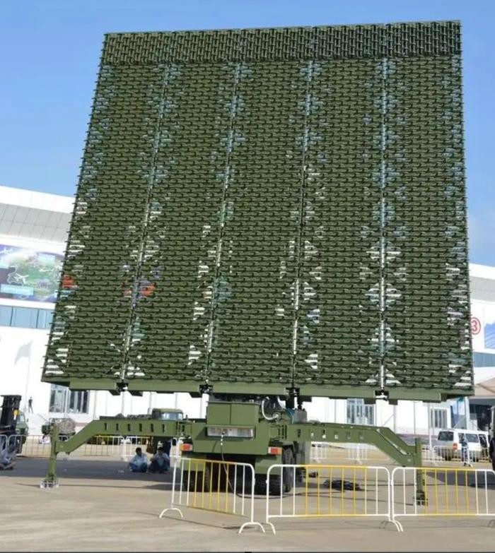 Trung Quốc cũng được trang bị radar sóng mét ba tọa độ YLC-2E thế hệ mới, có dải tần từ 30-300 MHz, bước sóng 1-10m, áp dụng các phương pháp xử lý tín hiệu hiện đại, tính toán tốc độ cao. Với công nghệ ăng-ten mảng pha chủ động, nên độ chính xác phát hiện mục tiêu được cải thiện đáng kể và tăng hiệu suất bao phủ vùng trời.