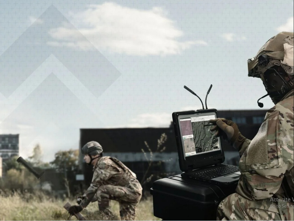 Đồng thời người điều khiển có thể xem hình ảnh chiến trường rõ nét do Switchblade quay lại theo thời gian thực, thông qua bộ điều khiển và ra lệnh UAV tấn công khi tìm thấy mục tiêu. 