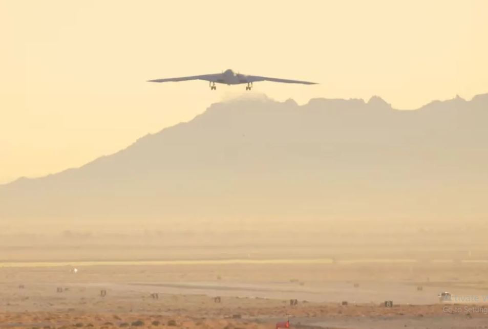 Máy bay ném bom tàng hình B-21 được phát triển bởi công ty Northrop Grumman, công ty từng phát triển máy bay ném bom tàng hình B-2 trước đó 30 năm; do vậy nhiều triết lý thiết kế của B-2 đã được áp dụng cho máy bay B-21.