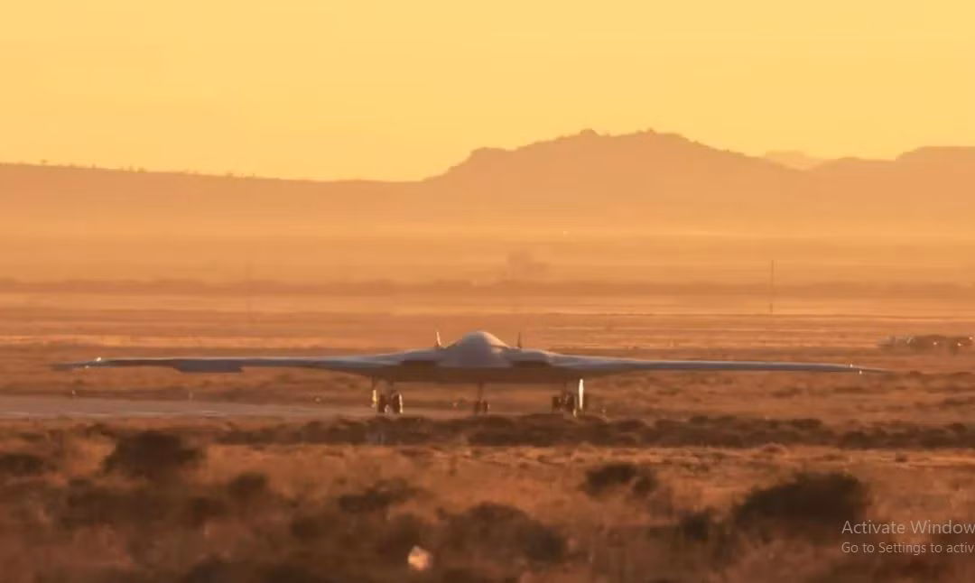 Vào ngày 10/11, không có bất kỳ thông báo trước nào với thế giới bên ngoài, máy bay ném bom tàng hình B-21 Raider của Mỹ đã hoàn thành chuyến bay đầu tiên tại Nhà máy Không quân 42 ở Palmdale, bang California.