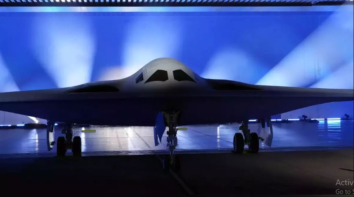 Người phát ngôn của Lực lượng Không quân Mỹ Ann Stefanek cho biết, B-21 Raider là máy bay ném bom tàng hình tốc độ cận âm. Với thiết kế tích hợp cánh và thân cùng lớp sơn phủ tàng hình hiện đại, B-21 Raider được cho là sẽ qua mặt được những radar cảnh báo hiện đại nhất hiện nay.