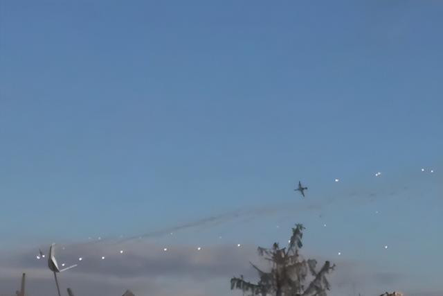 Mặc dù cường kích Su-25 của Nga đã tiến hành bắn phá ác liệt, nhưng do máy bay sử dụng tên lửa không điều khiển S-8, nên có thể chỉ là bắn “hú họa”. Hiện tại tầm bắn của tên lửa S-8 mà cường kích Su-25 sử dụng là khoảng 8 km, chủ yếu để tiêu diệt các mục tiêu là sinh lực lộ của đối phương.