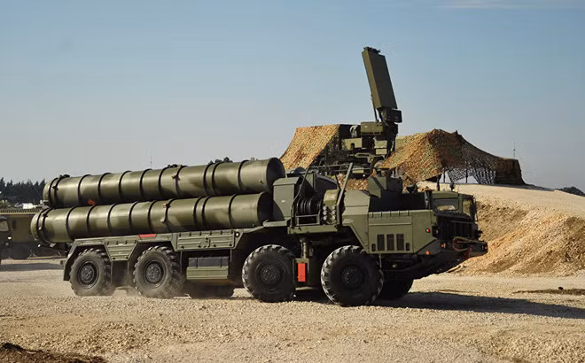 Hơn nữa, radar của hệ thống phòng không S-400 mà Nga đang bố trí sát biên giới Ukraine, có thể dễ dàng xác định vị trí hiện tại của máy bay không người lái tấn công Bayraktar TB2. 