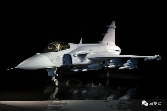 Trọng lượng cất cánh tối đa của Gripen NG đã được tăng từ 14 tấn lên 16 tấn, lượng nhiên liệu bên trong tăng 40%, do đó phạm vi hoạt động được tăng lên đáng kể. Cùng với đó là việc sử dụng động cơ phản lực cánh quạt General Electric F414G, với lực đẩy tăng 20% so với thế hệ trước.