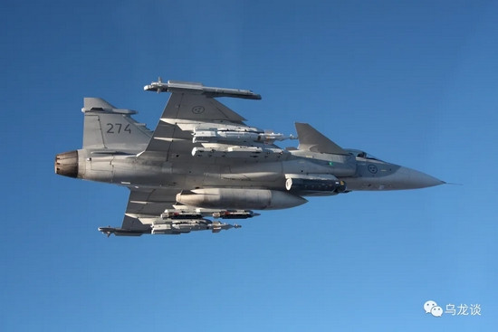 Vào ngày 24/11, Công ty Saab của Thụy Điển thông báo rằng, tại nhà máy của họ ở Linköping-Wozberg, sáu máy bay chiến đấu đa năng JAS-39E Gripen NG sản xuất hàng loạt đầu tiên, sẽ được chuyển giao cho lực lượng không quân Thụy Điển và 4 chiếc còn lại sẽ được bàn giao cho Không quân Brazil.