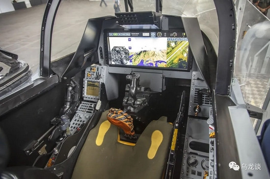 Giá treo ở đầu cánh Gripen NG cũng có thể lắp các thùng tác chiến điện tử, mà ở phiên bản Gripen cũ chưa có. Trong buồng lái, Gripen NG sử dụng một màn hình đa chức năng kích thước lớn duy nhất, thay vì ba màn hình đa chức năng LCD màu ban đầu.