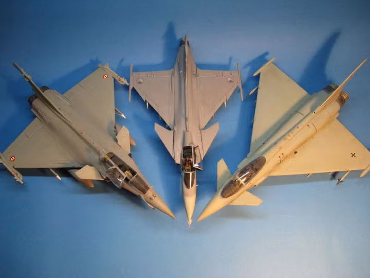 Trong đó máy bay Rafale và Typhoon là chiến đấu cơ hạng trung, sử dụng hai động cơ, còn JAS-39 là chiến đấu cơ hạng nhẹ, một động cơ; tuy nhiên giá của chiếc JAS-39 nay đắt một cách quá vô lý.