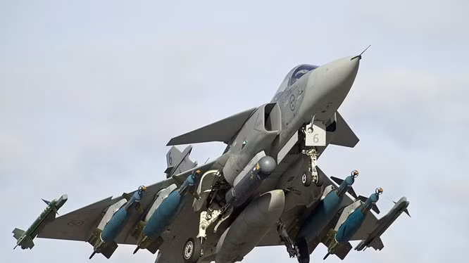 Ở phiên bản Gripen NG, Sabb đã thực hiện một cải tiến lớn và trực tiếp thay đổi càng chính từ thân máy bay, sang cách bố trí gốc cánh, nên có chỗ để có thể gắn thêm 2 mấu treo vũ khí ở dưới bụng, có thể lắp tên lửa không đối không tầm trung tiên tiến Meteor. Như vậy số lượng giá treo vũ khí trên Gripen NG tăng lên 9 và hỏa lực được cải thiện đáng kể.