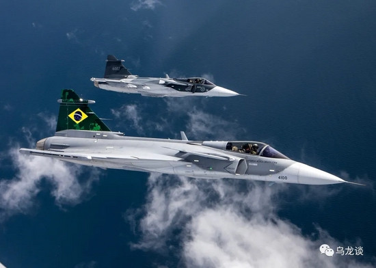 So với Gripen thế hệ đầu tiên (bao gồm các mẫu A / C và B / D hai chỗ ngồi) bắt đầu được sản xuất hàng loạt vào năm 1996, Gripen NG đã thay đổi khá nhiều, nhất là về động cơ và hệ thống điện tử hàng không; còn hình dáng khí động học cơ bản như cũ. 