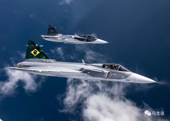 So với Gripen thế hệ đầu tiên (bao gồm các mẫu A / C và B / D hai chỗ ngồi) bắt đầu được sản xuất hàng loạt vào năm 1996, Gripen NG đã thay đổi khá nhiều, nhất là về động cơ và hệ thống điện tử hàng không; còn hình dáng khí động học cơ bản như cũ. 