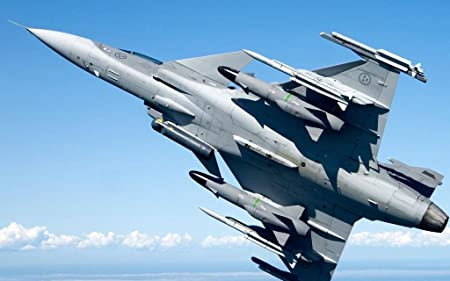 Là một máy bay chiến đấu hạng nhẹ, Gripen ban đầu thua kém Typhoon và Rafale về hỏa lực, khi chỉ có 7 mấu treo vũ khí và thùng nhiên liệu phụ; trong đó có mấu ở 2 đầu cánh, 4 mấu dưới cánh và 1 mấu ở giữa bụng.