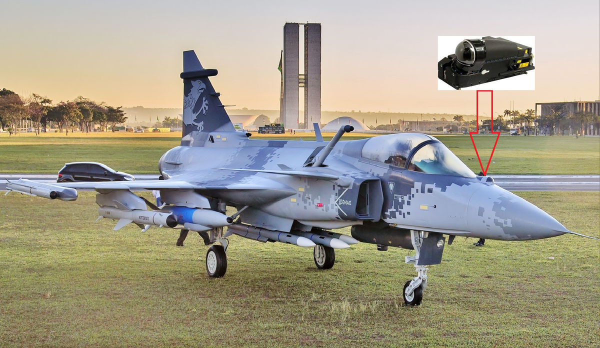 Về cảm biến phụ, Gripen NG được bổ sung hệ thống tìm kiếm và theo dõi bằng tia hồng ngoại (IRST) Skyward-G ở phía trước kính chắn gió của buồng lái, để phát hiện và theo dõi vật thể phát ra bức xạ nhiệt như máy bay phản lực và trực thăng hay tên lửa của đối phương đang phóng tới.