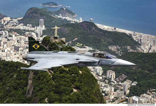 Vào tháng 1/2013, Không quân Thụy Điển đã mua tổng cộng 60 chiếc JAS-39E (tất cả đều một chỗ ngồi) và 10 đơn đặt hàng có chủ đích khác. Không quân Thụy Điển có kế hoạch thay thế phi đội JAS-39C / D hiện có (gồm 74 chiếc JAS-39C và 24 chiếc JAS-39D hai chỗ ngồi), bằng Gripen NG.