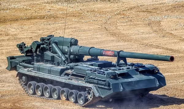 Tốc độ bắn của pháo 2S7 khoảng 2 phát/phút và tốc độ bao phủ của hỏa lực kém xa lựu pháo 155mm. Tuy nhiên, do trọng lượng của một viên đạn pháo có thể phá hủy một công trình dân cư, vì vậy nó vẫn được chỉ huy pháo binh Nga tin dùng.