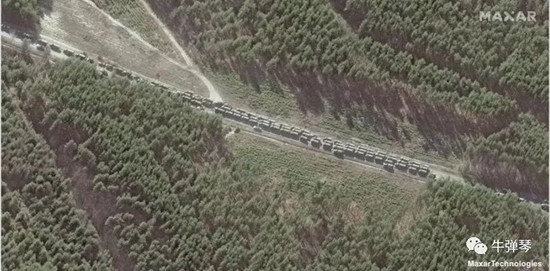 Bên cạnh đó, phương Tây đang tổ chức những đội quân tình nguyện. Đất nước tham chiến thì không được phép, nhưng quân tình nguyện thì có thể. Ngoại trưởng Anh đã công khai tuyên bố rằng, nếu công dân Anh muốn đến Ukraine để chiến đấu, ông hoàn toàn ủng hộ.