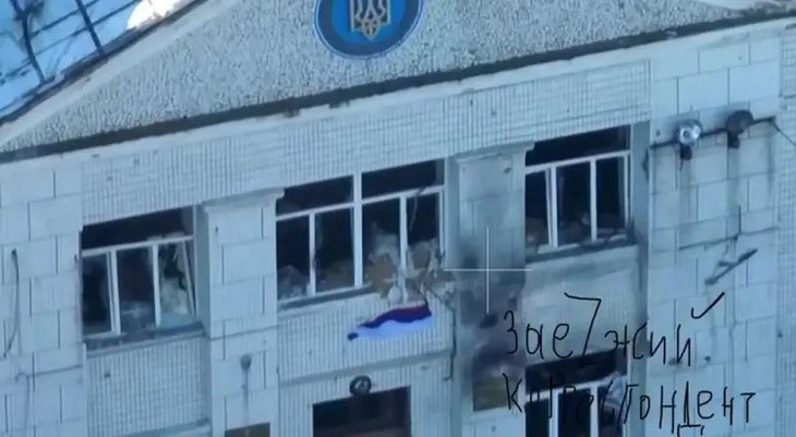 Khi quân Ukraine chủ động rút lui, quân Nga chiến đấu chậm rãi trong hai tuần, trước khi tiến tới tòa nhà hội đồng thành phố cách đó vài trăm mét. Tại sao lại như vậy? Nếu suy nghĩ kỹ thì cơ sở hạ tầng của thành phố Kurakhove vẫn chưa bị hư hại trên diện rộng.