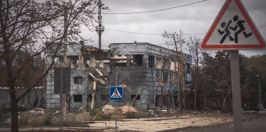 Vào ngày 25/11, một mũi đột phá của quân Nga tiến vào khu vực nhà cao tầng ở trung tâm Kurakhove. Kết quả là quân phòng thủ Ukraine ngay lập tức sơ tán khỏi những tòa nhà này và rút lui về nhà máy đường ống ở phía tây. Trong khi khu nhà cao tầng có giá trị chiến thuật rất lớn, trong phòng thủ.