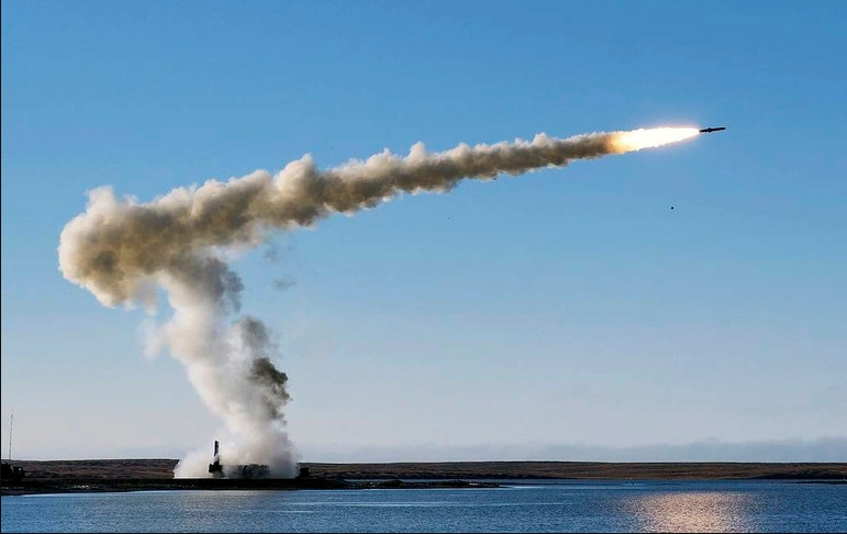 Jean-Christophe Noel, một nhà nghiên cứu tại Viện Quan hệ Quốc tế Pháp, đã chỉ ra trong một báo cáo: "Năm 2003, Mỹ đã phóng hơn 500 tên lửa hành trình và điều động 1.700 máy bay trong vài giờ đầu trên chiến trường Iraq. So sánh việc Nga không kích vào Ukraine chỉ với khoảng 150 tên lửa, gần như không thể đạt đến mức bão hòa mục tiêu".