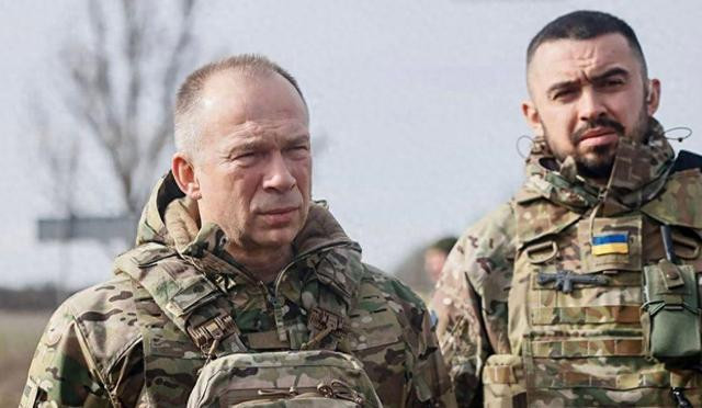 Tướng Syrsky, Tổng Tư lệnh Quân đội Ukraine trước đó dự báo Quân đội Nga đang quyết tâm chiếm Chasov Yar làm quà mừng Ngày lễ Chiến thắng phát xít 9/5. Nhưng có lẽ sự bất ngờ đến từ Ocheretino, đó mới là món quà giá trị cho một cuộc duyệt binh Ngày Chiến thắng của Quân đội Nga. (Ảnh: Topwar, RIA Novosti, Ukrinform).