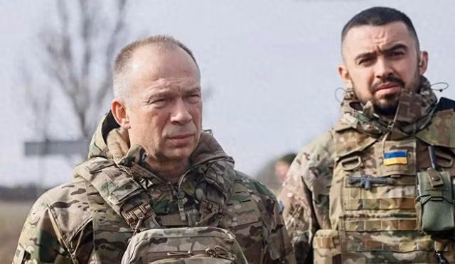 Tướng Syrsky, Tổng Tư lệnh Quân đội Ukraine trước đó dự báo Quân đội Nga đang quyết tâm chiếm Chasov Yar làm quà mừng Ngày lễ Chiến thắng phát xít 9/5. Nhưng có lẽ sự bất ngờ đến từ Ocheretino, đó mới là món quà giá trị cho một cuộc duyệt binh Ngày Chiến thắng của Quân đội Nga. (Ảnh: Topwar, RIA Novosti, Ukrinform).