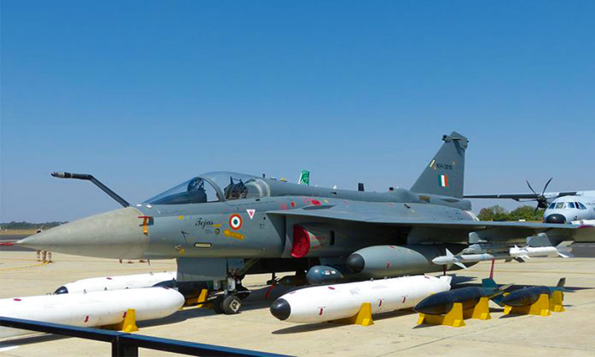 Ngoài ra, Không quân Ấn Độ đã đặt hàng 83 máy bay chiến đấu Tejas MK1A, so với máy bay chiến đấu JAS-39 của Thụy Điển, Tejas MK1A là nền tảng tương đối mới, nên có thể sử dụng nhiều công nghệ mới hơn.