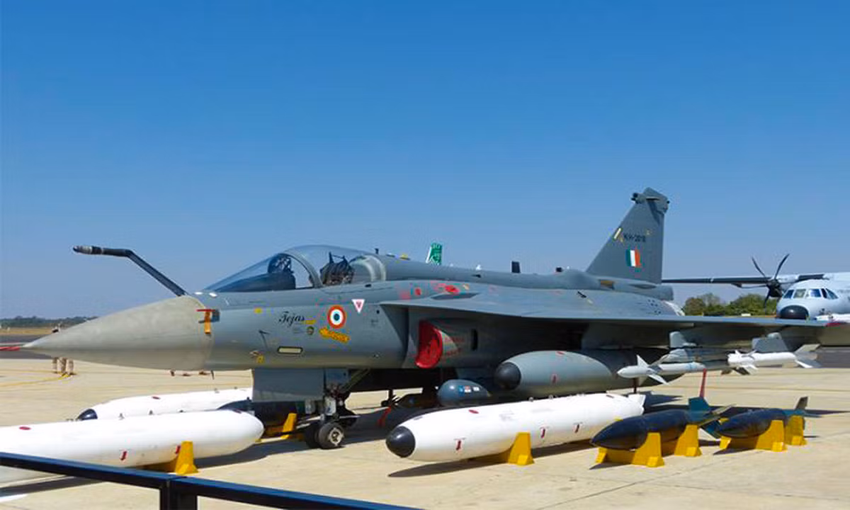 Ngoài ra, Không quân Ấn Độ đã đặt hàng 83 máy bay chiến đấu Tejas MK1A, so với máy bay chiến đấu JAS-39 của Thụy Điển, Tejas MK1A là nền tảng tương đối mới, nên có thể sử dụng nhiều công nghệ mới hơn.