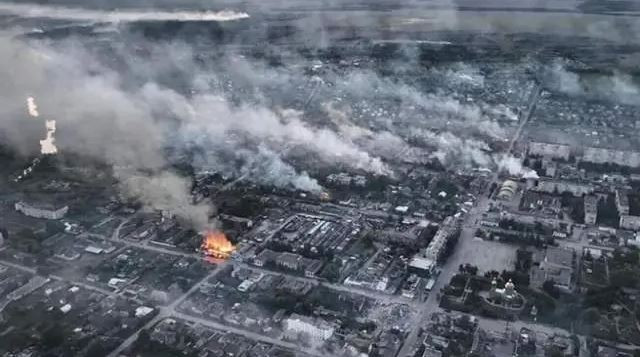 Mặc dù tuyên bố của Kiev rất “cứng”, tuy nhiên, Kharkov và các thị trấn khác của Ukraine vẫn nằm trong tầm ngắm của Quân đội Nga. Tổng thống Zelensky cho biết: "Các cuộc tấn công bằng tên lửa và bom lượn hàng ngày của Nga vẫn tiếp tục". Quân đội Ukraine vẫn chưa tìm thấy bất kỳ phương tiện phòng thủ hiệu quả nào trước bom lượn của Nga. (Nguồn ảnh: Topwar, CNN, Kyiv Independent).