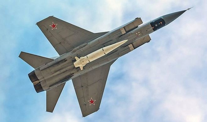 Thông tin về động thái này của Nga vẫn chưa rõ ràng. Hiện chỉ có chiến đấu cơ MiG-31K, là phương tiện duy nhất của Nga đã phóng tên lửa Kinzhal trong chiến đấu. Ngoài ra, Su-34 cũng được cho là đã thử nghiệm thành công phóng tên lửa Kinzhal. Như vậy, việc tích hợp Kinzhal vào Su-57 có thể trở nên không cần thiết cho cuộc xung đột này.
