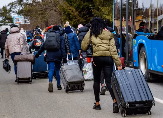 Hiện tượng mất dân số này của Ukraine đặc biệt dễ nhận thấy ở các trung tâm đô thị, trong khi những cộng đồng tương đối nghèo lại càng hoang tàn hơn, như thể họ là những góc bị chiến tranh lãng quên. Người ta lặng lẽ ra đi, chỉ để lại những ngôi nhà trống rỗng và hàng loạt bí ẩn chưa được giải đáp.