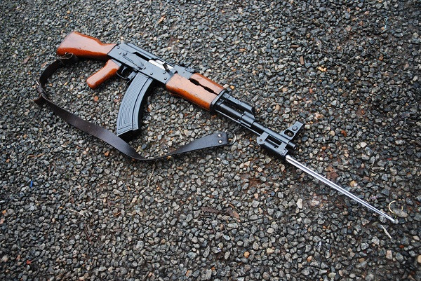 Tuy nhiên, Trung Quốc không giống như người Nga, đã sử dụng một lưỡi lê ba cạnh và không thể tháo rời, nhưng có thể gấp lại trong quá trình di chuyển và huấn luyện; đồng thời đầu ngắm (đầu ruồi) được bọc kín. 