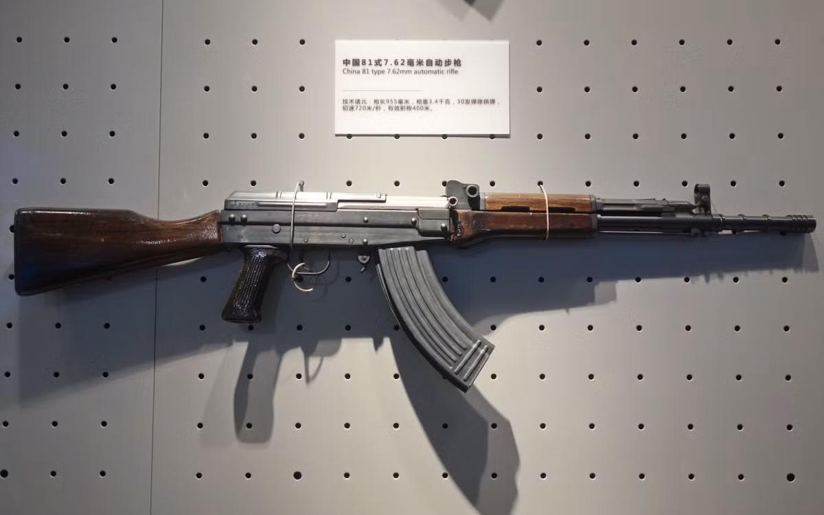 Trên cơ sở thiết kế của khẩu AK-47, Trung Quốc đã phát triển thêm các mẫu Type-81, Type-87, Type-03. Từ năm 1981, để sử dụng trong nội bộ, Trung Quốc chuyển sang sản xuất súng trường tấn công Type-81. Loại vũ khí này có nòng dài hơn so với mẫu AK tiêu chuẩn (450 mm).