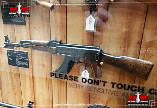 Ngoài ra, một số bộ phận như nòng súng, khóa nòng, thoi đẩy về, bộ phận phát hỏa trong các mẫu Type-56 đầu tiên rất hay hỏng hóc, do những người thợ súng của Trung Quốc vẫn chưa làm chủ được công nghệ mạ crom cũng như công nghệ rèn nguội.