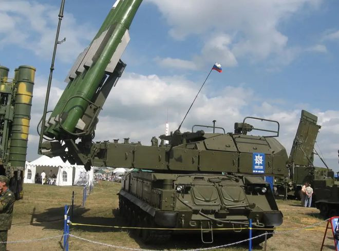 Trong số vũ khí phòng không trên, hiệu suất của S-300 đời đầu không lý tưởng, tầm bắn tối đa chỉ 47 km và hiệu suất radar không hoàn hảo; hiệu suất của S-125 đã lạc hậu từ lâu; chỉ có Buk-M1 và một số hệ thống phòng không dã chiến thu được từ quân đội Nga, là có khả năng đánh chặn hiệu quả. 