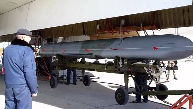 Còn tên lửa hành trình Kh-101, chỉ có tốc độ cận âm từ 0,75 Mach đến 0,9 Mach và độ cao bay tới 6.000 mét, tương đối dễ bị phát hiện và đánh chặn; nhiều video về việc quân đội Ukraine sử dụng tên lửa phòng không cơ động để bắn hạ tên lửa Kh-101, đã được Kiev công khai. 