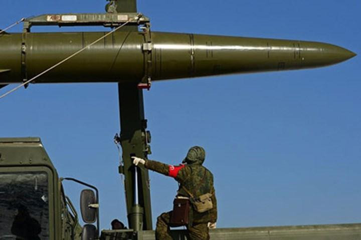 Ví dụ tên lửa đạn đạo chiến thuật tầm ngắn Iskander; tốc độ nước rút của Iskander khi tiếp cận mục tiêu có thể đạt khoảng Mach 7, và với tốc độ bay như vậy, Iskander có thể xếp vào loại vũ khí siêu thanh, hiện tại về cơ bản chưa có hệ thống phòng không nào trên thế giới tự tin có thể đánh chặn nó.