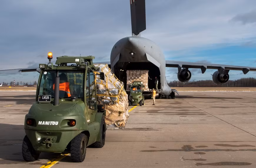 Mặt khác, với sự hỗ trợ của tình báo và vũ khí của NATO, Quân đội Ukraine đã xoay chuyển chiến trường. Mặc dù chưa thể tổ chức các cuộc phản công lớn, nhưng bước đầu đã chặn được đà tiến quân của Quân đội Nga. 